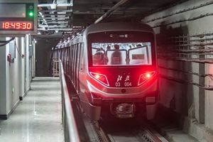 둥쓰스탸오역을 출발하는 ZBM06 열차