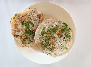 Mont pya thalet는 벌집 모양의 반죽 케이크이다.