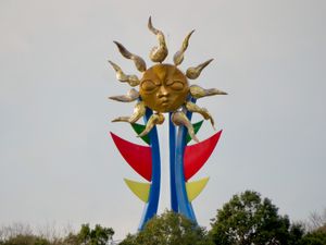 오카모토 타로, 젊은 태양의 탑, 1969. 아이치현 이누야마시 일본 몽키 파크에 설치됨.