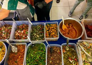 코타 키나발루 퀸 엘리자베스 병원에 있는 나시 참푸르 노점상. 다양한 전통 바자우 및 브루나이 요리를 제공한다.