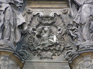 올로모우츠의 성 삼위일체 기둥에 있는 신앙의 우화 조각상