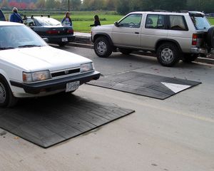 속도 방지턱 설치 예시(캐나다) 사이에 간극을 두어 대형 차량은 감속 없이 통과할 수 있으며, 대형 차량으로 인한 소음이나 긴급 자동차의 지연을 줄일 수 있다.