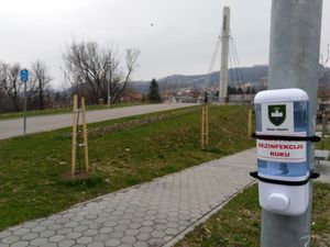 비스코의 가로등에 부착된 수많은 손 소독제 중 하나