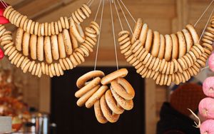 끈에 꿰어 있는 부블리크와 수쉬키