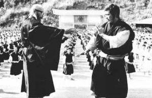 소 도신(왼쪽)이 무술 영화 《소림사 권법》(1975)에서 치바 신이치(오른쪽)를 지도하고 있다.