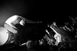 2013년 3월 6일, The Pageant에서 "Radioactive"를 공연하는 이매진 드래곤스. 145일간의 Night Visions Tour의 일환이었다.