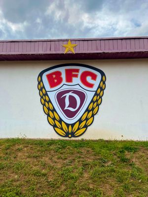 2023년 슈타디온 임 슈포르트포룸의 메인 스탠드 뒷면에 있는 BFC 디나모의 전통적인 문장.