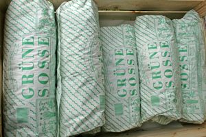 지역 시장에서 판매되는 "프랑크푸르트 그린 소스"용 허브 포장재