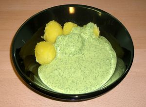 감자와 함께 제공되는 "프랑크푸르트 그린 소스"