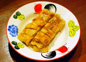 태국식 "โรตีกล้วยไข่ /rɒtiː klûaj kʰàj/": 바나나와 계란을 넣고 연유를 뿌린 로티