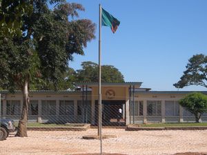 룬다지 의회 건물 밖에서 펄럭이는 국기