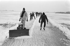 투어 스케이팅 중 호른에서 바르더까지 얼어붙은 마르케르호 위를 지나가는 모습 (1981년)