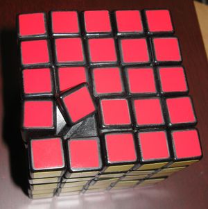 중앙 조각이 잘못 돌아간 오리지날 큐브. 이런 현상은 이스트신이나 V-큐브 버전에서는 일어나지 않는다.