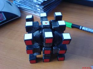 중앙 조각만을 남긴 오리지날 프로페서스 큐브, 남은 조각이 3×3×3과 같은 것을 볼 수 있다