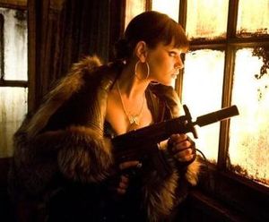 밀라 쿠니스가 영화에서 모나를 연기했다.