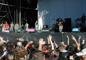 퍼 이스트 밴드와 함께 라이브를 하는 젠틀맨 (2004년, 독일 투틀링겐)