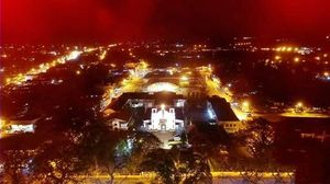 도시의 항공 사진, 중앙에 카방칼란 대성당이 보인다.