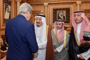 미국 국무장관 존 케리가 2015년 10월 24일 시리아 관련 회담을 위해 사우디아라비아에 도착한 후 사우디아라비아 국왕 살만과 악수하고 있다.