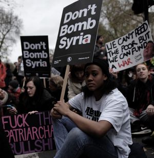 2015년 11월 런던에서 열린 "시리아 폭격 반대" 시위