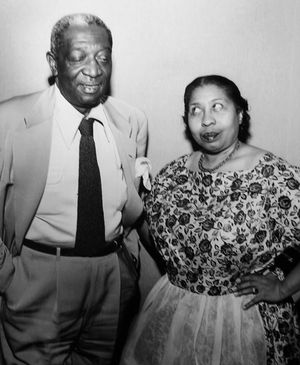 어니스트 휘트먼(아만다 랜돌프와 함께)이 라디오 비울라 쇼(1953년)에서 "빌" 역으로 출연