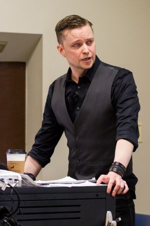  2016년 3월 SASHAcon에서 열린 사탄의 성전의 대변인이자 공동 창립자, 루시엔 그리브스.