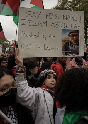 런던에서 열린 대규모 시위에서 이삼 압달라의 사진을 든 시위대