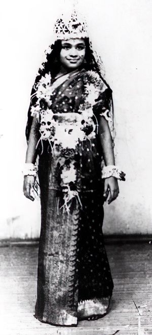 화환을 든 전통적인 인도 소녀