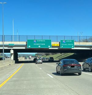 제프리스 고속도로(I-96)가 디트로이트에서 익스프레스 차선과 로컬 차선으로 분기되는 지점