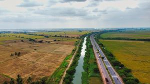 NH16 옆의 엘루루 운하