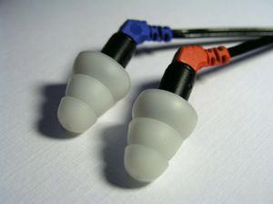 무대 공연자가 사용하는 커널형 모니터. 이 모델은 Etymotic ER-4S이다.