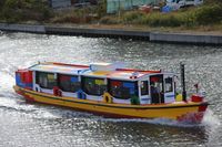 나카가와 운하를 운항하는 수상 버스 (2017년 11월)