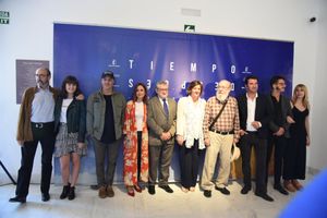 2017년 10월, 감독 및 다른 출연진과 함께 《Tiempo después》 발표회에 참석한 카마초