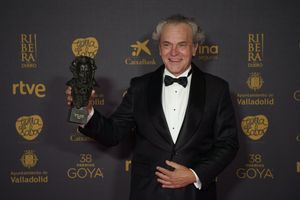 2024년 2월 바야돌리드에서 열린 시상식에서 영화 눈을 감아로 남우조연상을 수상한 후 고야상을 들고 있는 코라도