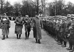 비드쿤 크비슬링과 요나스 리에가 노르웨이 군단을 사찰하고 있다.