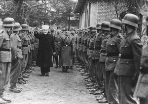 1943년 11월, 보스니아인 SS 대원들을 만나는 예루살렘의 그랜드 무프티 알후사이니.