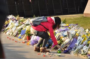 희생자를 위해 조화를 놓는 조문객