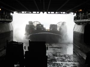 LCAC가 에식스 함미로 들어가는 모습.