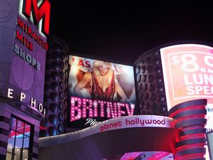 더 액시스(The AXIS)는 브리트니 스피어스의 레지던시 공연 "Britney: Piece of Me"가 열린 플래닛 할리우드 리조트 & 카지노 내 공연장이다. (사진)