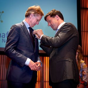 마르크 뤼터 네덜란드 총리로부터 네덜란드 사자 훈장(De Orde van de Nederlandse Leeuw)을 수여받는 데이크흐라프