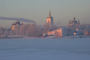17세기 카르고폴 교회는 독특한 석조 조각으로 장식되어 있다.