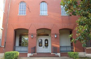 워런군 보안관 부서는 법원 건너편 별관에 위치해 있다.