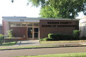 워런군 감독위원회는 빅스버그의 이 쇼핑몰 건물에서 회의를 개최한다.