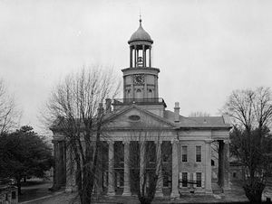 구 법원 박물관은 에바 W. 데이비스 기념관으로도 알려져 있으며, 1940년 법원 건너편 빅스버그에 위치해 있다.