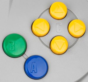 닌텐도 64 컨트롤러의 A 버튼(아래, 파란색). pannenkoek2012는 이 버튼을 누르지 않는 도전을 하고 있다.