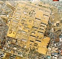 1974년 촬영된 캠프 노스 드레이크 개요도. 북쪽 중앙의 특징적인 건물은 리틀 펜타곤이다.