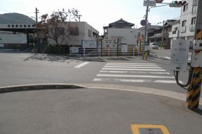 히로시마현도 제204호 아토 정차장선의 전경사진 중앙 약간 왼쪽의 나무가 기점, 횡단보도의 오른쪽 끝 부근이 종점