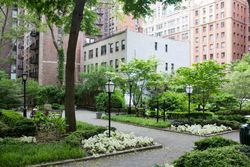 튜더 시티의 공원 중 하나. 1970년대에는 공원에 건물을 개발하려는 계획이 있었다.