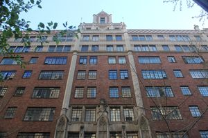 튜더 시티 건물 중 하나인 클로이스터의 외관