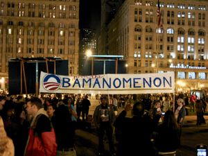 2008년 선거 밤 오바마의 그랜트 공원 집회 동안 오디토리움 극장 밖의 군중