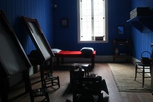 Chief Factor의 집 내부의 Douglas Quarters에 있는 침대